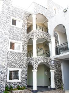 un gran edificio de piedra con columnas blancas y balcones en jollof creek, en Banjul
