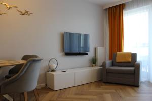 TV a/nebo společenská místnost v ubytování Apartament MEWA ul. Kasprowicza 20B/608