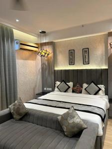 ein Schlafzimmer mit einem großen Bett und einem Sofa in der Unterkunft Hotel Living Rooms- BY Hotel Green Snapper in Neu-Delhi