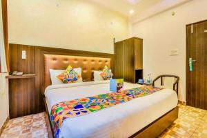 ein Schlafzimmer mit einem großen Bett in einem Zimmer in der Unterkunft Hotel Living Rooms- BY Hotel Green Snapper in Neu-Delhi