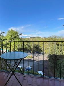 un tavolo su un balcone con recinzione di Siena Apartment 2 Parcheggio privato e giardino a Siena