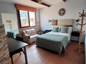 a bedroom with a bed and a couch and a chair at Hotel Tinkus Inn in Lima