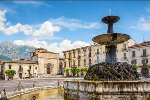 una fuente en medio de una ciudad con edificios en Casa Vacanze Nonno Giò, en Sulmona