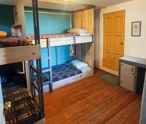 a room with two bunk beds and a desk at La Embajada Hostel in San Cristóbal de Las Casas