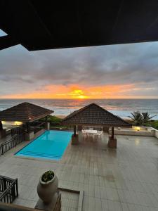 - Vistas a un complejo con piscina y al océano en Bali Hai, en Westbrook