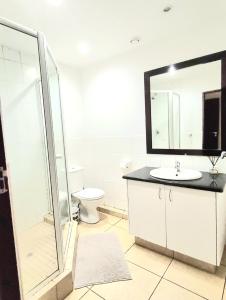 ウェストブルックにあるBali Haiの洗面台、シャワー、トイレ付きのバスルーム