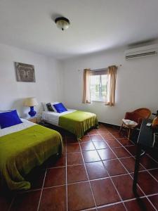 Un dormitorio con dos camas y una ventana. en The Pinewood Villa, en Vilamoura