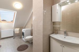 Koupelna v ubytování Domino Suite Eger + 23 fotografií