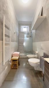 Duck Palace 2 في مونيغا: حمام مع مرحاض ومغسلة ودش