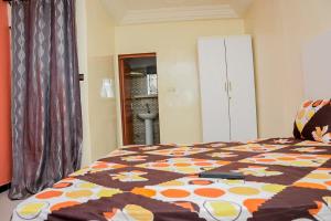 een slaapkamer met een bed met een kleurrijk dekbed bij Amina in Niadyorane
