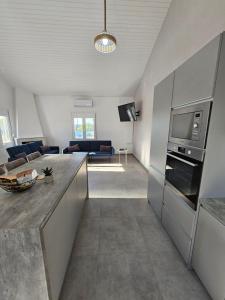 uma cozinha e sala de estar com bancada em Villa Sakrakis seaview villa em Stavros