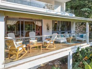 una terraza con sillas y mesas en una casa en Villa loren A3, en Las Terrenas