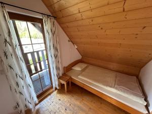 เตียงในห้องที่ Pod Wodospadem Domki Całoroczne