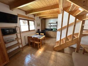 um quarto com uma cozinha com uma mesa e uma escada em Pod Wodospadem Domki Całoroczne em Wisla