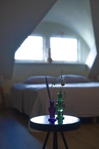 una mesa con dos jarrones en una mesa con una cama en WetterLoft - Luxe appartement met aanlegsteiger en terras, en Terherne