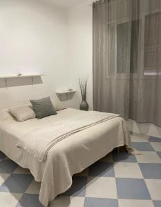 a bedroom with a large bed with a checkerboard floor at Maison avec terrasse et spa in Oujda