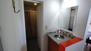 een badkamer met een wastafel en een spiegel bij APA Jazmín Sur 1 y 2 - tranquilo complejo residencial in Puerto Madryn +23 foto's