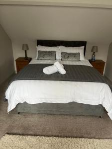ein großes Bett mit einem Paar Handtücher drauf in der Unterkunft The Old Coach House at BYRE HOUSE 