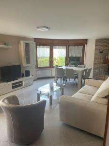 ein Wohnzimmer mit einem Sofa und einem Tisch in der Unterkunft Villa Elena appartamento in villa in Montinelle