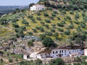 a house on the side of a hill at El Aroma del Dulce in Setenil