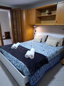 1 dormitorio con 1 cama grande y toallas. en Villa Elena appartamento in villa, en Montinelle
