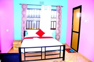 1 dormitorio con 1 cama con almohada roja en Safari Park House, en Arusha