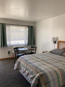 Un pat sau paturi într-o cameră la John Day Motel