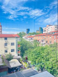 Nespecifikovaný výhled na destinaci Tirana nebo výhled na město při pohledu z apartmánu
