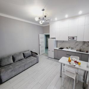 Kuchyň nebo kuchyňský kout v ubytování ЖК Alpamys рядом с Mega Silk Way