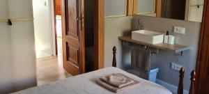 een badkamer met een wastafel en een bed in een kamer bij A casa de Mateu in Pontevedra +70 foto's