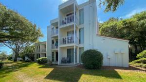 una vista exterior de un edificio blanco con patio en Villas by The Sea Resort by Jekyll Realty, en Jekyll Island