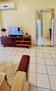 Μια τηλεόραση ή/και κέντρο ψυχαγωγίας στο Apartamento TOP CLIMATIZADO em CRICIÚMA-SC - ótimo CUSTO-BENEFÍCIO - Cozinha completa - Cama Box - WiFI - Smart TV - Apps YouTube - NetFlix - Prime Vídeo - Garagem coberta - Portaria Digital 24h - Lugar sossegado e arborizado - Acomoda até 5 pessoas