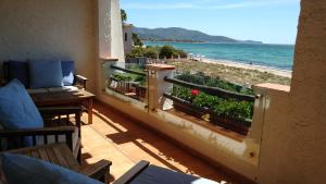 einen Balkon mit Blick auf den Strand und das Meer in der Unterkunft Sardegnamare&città - La terrazza sul mare in Flumini di Quartu