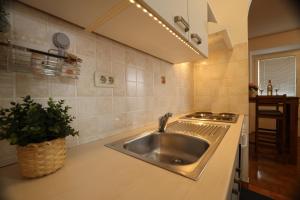 una cocina con fregadero y estufa en MHOUSE, en Piran 53 fotos más