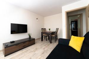 TV a/nebo společenská místnost v ubytování Apartament Na Bajkowej