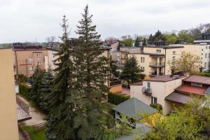 vistas a una ciudad con casas y un árbol en Apartament Na Bajkowej en Busko-Zdrój