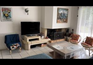 En TV eller et underholdningssystem på Maison au calme au bord des bois