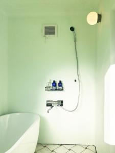e bagno con doccia, servizi igienici e lavandino. di sikari Vacation STAY 95401v a Takashima