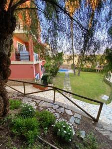 ein Haus mit einem Zaun vor einem Hof in der Unterkunft Costa del Golf in Torre de Benagalbón