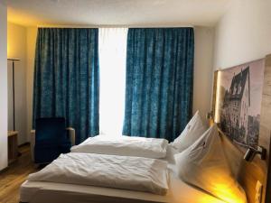 Postel nebo postele na pokoji v ubytování Hotel zum Engel