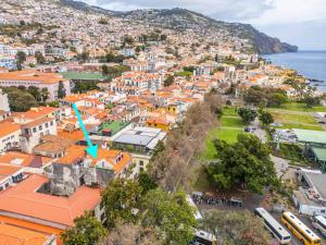 een luchtzicht op een stad met oranje daken bij SUPER oldtown in Funchal