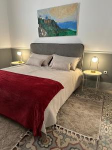 1 dormitorio con 1 cama grande y una pintura en la pared en Rooms in luxurious apartment in Old town of Tunis, near Medina en Túnez