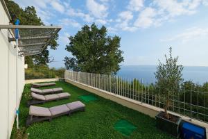 balcón con sillas y vistas al agua en Villa Maranata-5 stars-pool-spa-gym-free parking-privacy, en Jesenice