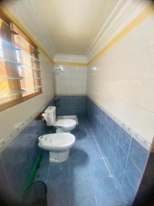 La salle de bains est pourvue de toilettes et d'un lavabo. dans l'établissement Chambres d'hôtes Beluga, à Nosy Be