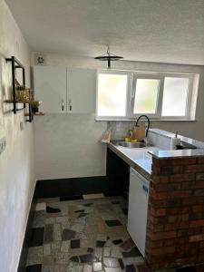 eine Küche mit einer Spüle und einer Arbeitsplatte in der Unterkunft Apartman Azra in Kulen Vakuf