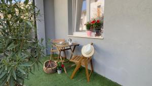 Duck Palace 2 في مونيغا: طاولة صغيرة وكراسي على شرفة بها نباتات