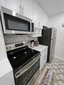 uma cozinha com um fogão preto e um micro-ondas em Peaceful Relaxation and Comfort em Hilton Head Island