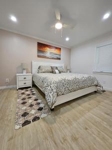 1 dormitorio con 1 cama y una pintura en la pared en Peaceful Relaxation and Comfort en Hilton Head Island