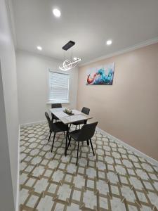 een eetkamer met een tafel en stoelen bij Peaceful Relaxation and Comfort in Hilton Head Island