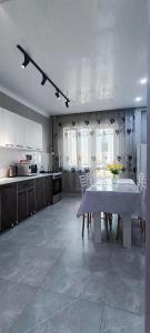 Kuchyň nebo kuchyňský kout v ubytování Жк K7 Family 1-комнатная